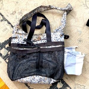 Lululemon Yin to Yang hobo bag